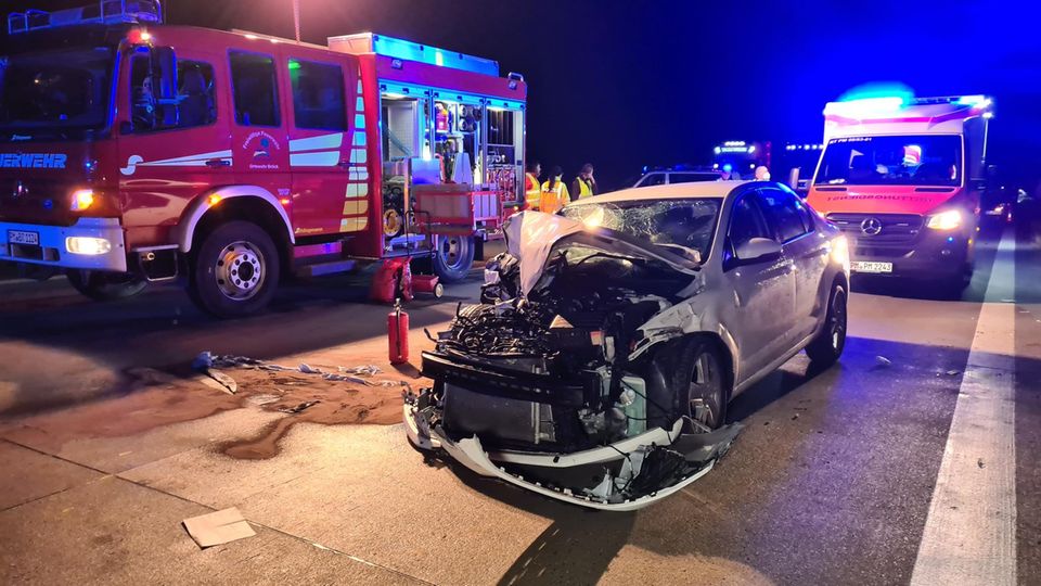 Ein Fahrzeug ist nach einem Unfall völlig zerstört Ein Fahrzeug ist nach einem Unfall völlig zerstört