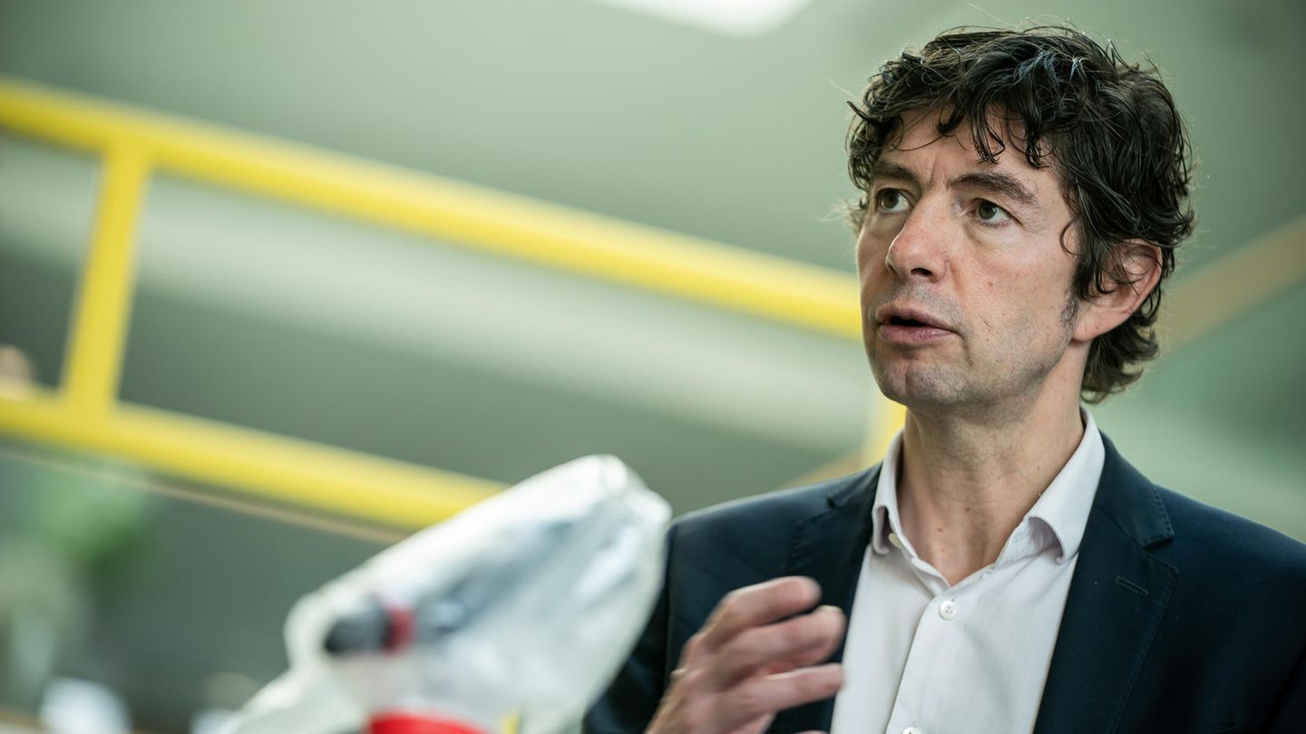 Christian Drosten spricht in ein Mikrofon
