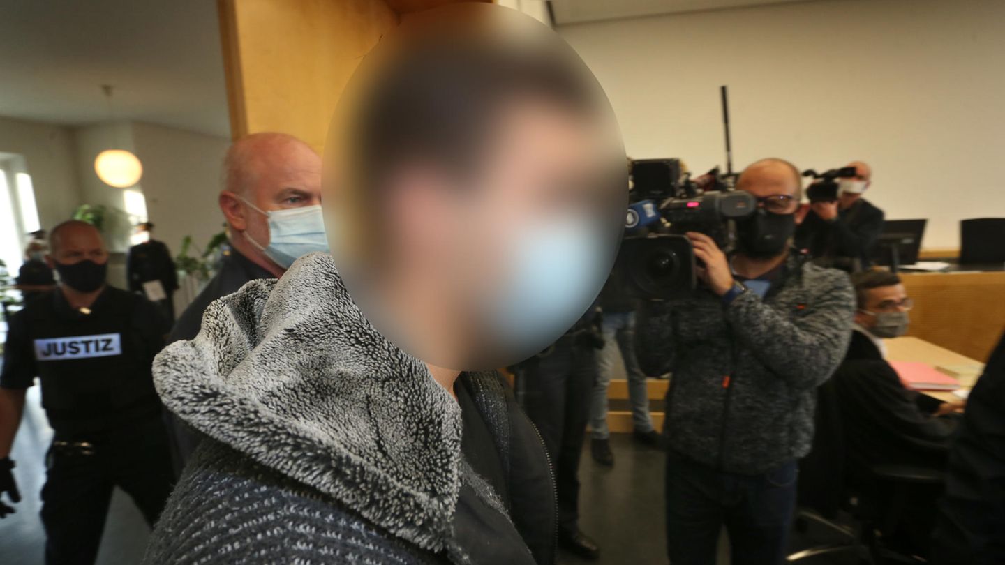 Der Hauptangeklagte betritt den Gerichtssaal im Landgericht Augsburg