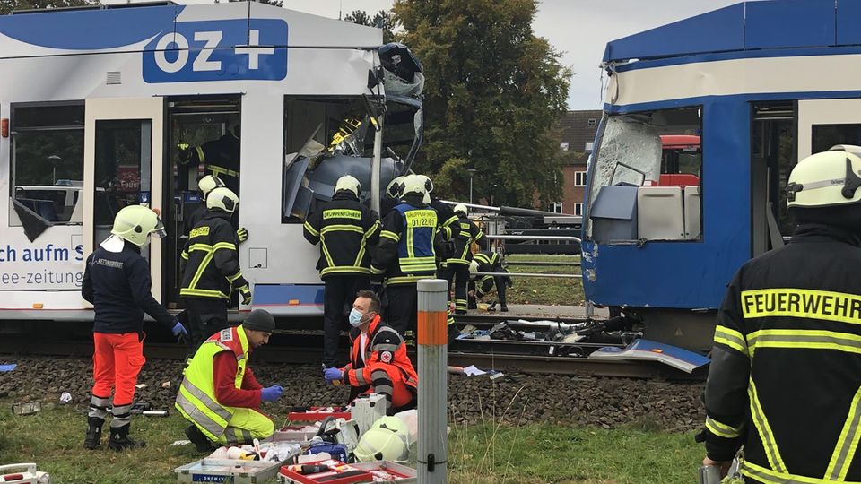 Nachrichten aus Deutschland: Zehn Verletzte bei Kollision zweier Straßenbahnen Nachrichten aus Deutschland: Einsatzkräfte an der Unglücksstelle