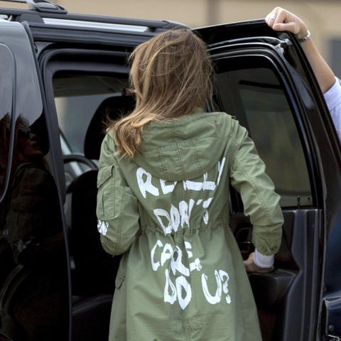 Melania Trump mit einer Statement-Jacke