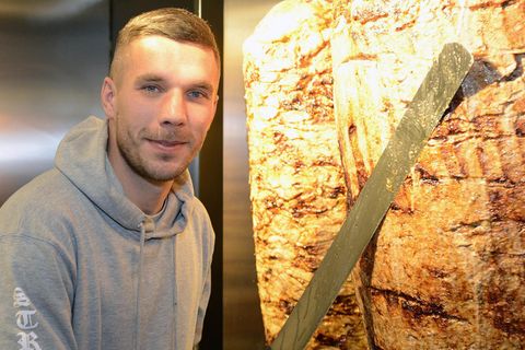 Lukas Podolski in seinem Dönerladen