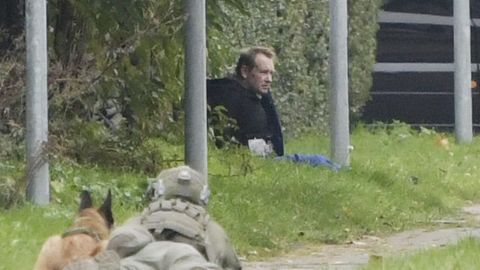 Peter Madsen wird von einer Einsatzkraft bewacht