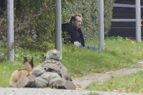Peter Madsen wird von einer Einsatzkraft bewacht