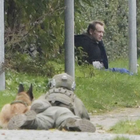 Peter Madsen wird von einer Einsatzkraft bewacht