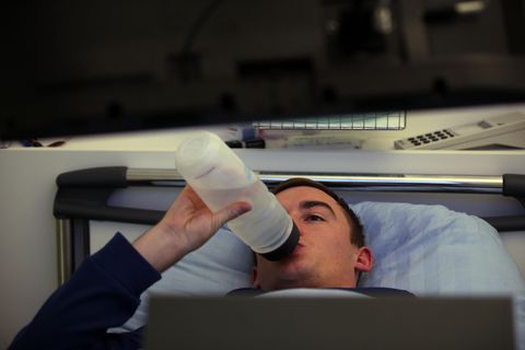 Ein Proband der Langzeit-Bettruhe-Studie des DLR im Jahr 2015 trinkt im Liegen