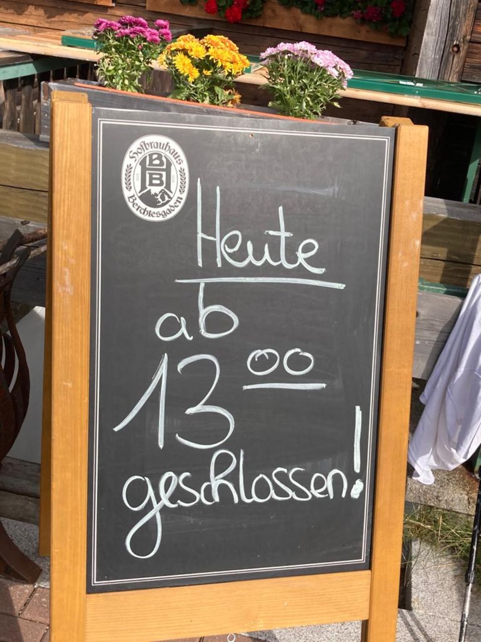 Hirschkaser "Heute ab 13 Uhr geschlossen", heißt es auf einer Tafel vor dem Bergrestaurant "Hirschkaser"