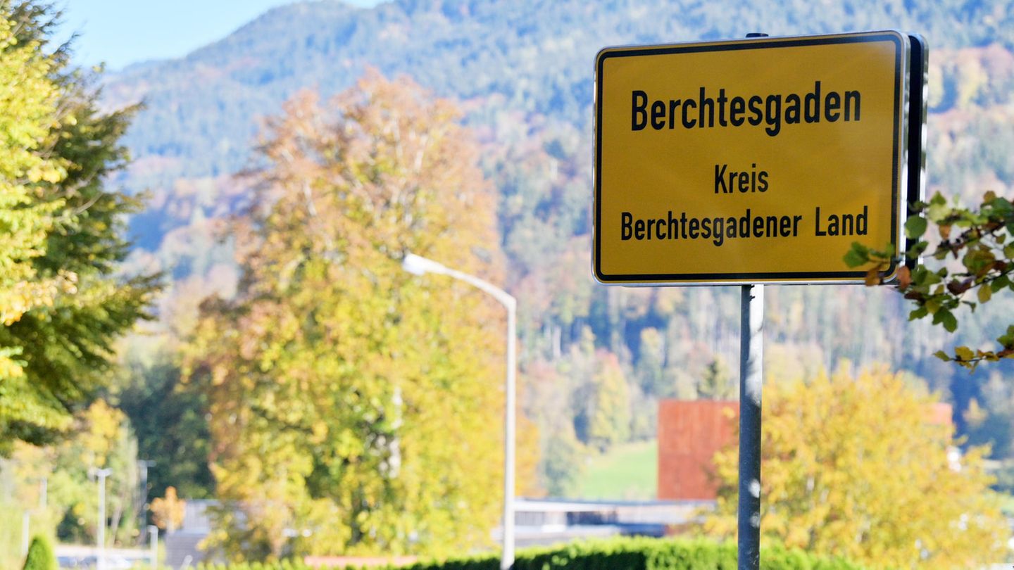 Das Ortsschild "Berchtesgaden - Kreis Berchtesgadener Land" hängt am Eingang der Stadt