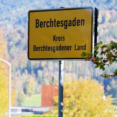 Das Ortsschild "Berchtesgaden - Kreis Berchtesgadener Land" hängt am Eingang der Stadt