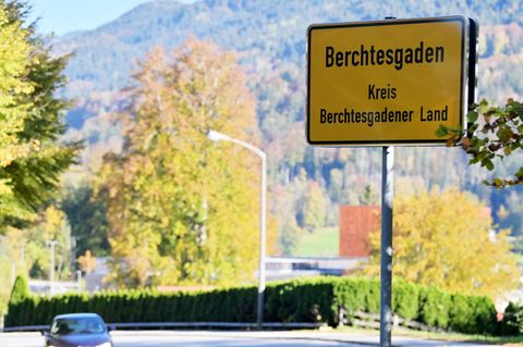 Das Ortsschild "Berchtesgaden - Kreis Berchtesgadener Land" hängt am Eingang der Stadt