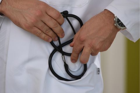 Arzt hält ein Stethoskop in der Hand
