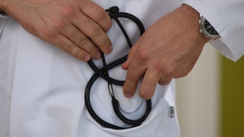 Arzt hält ein Stethoskop in der Hand