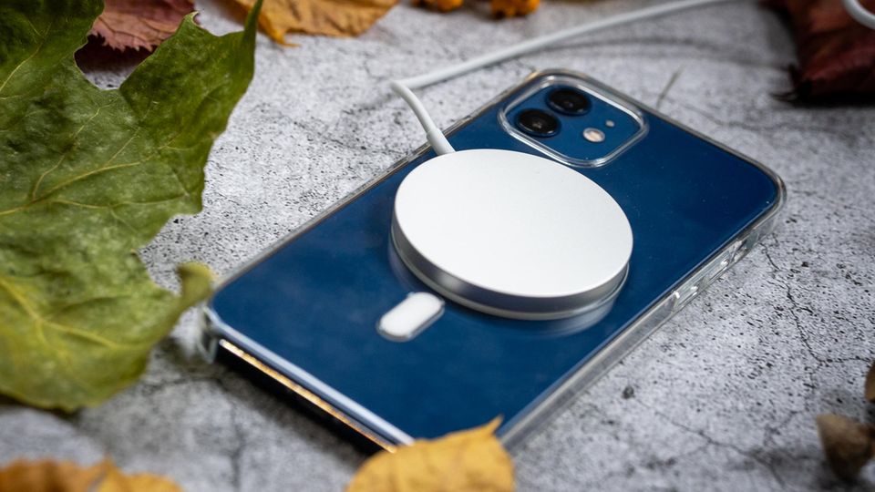 Das iPhone kann mit einem magnetischen Ladekabel vollgetankt werden Das iPhone kann mit einem magnetischen Ladekabel vollgetankt werden