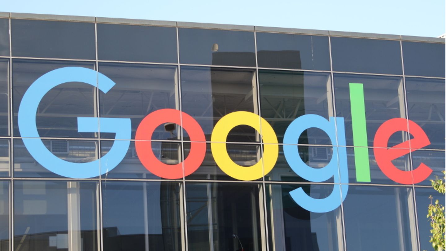 Das Logo von Google an der Fassade des Hauptsitzes des Mutterkonzerns Alphabet.