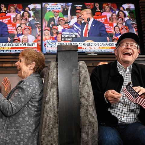 Nur George  Washington habe vor  seiner Wiederwahl  gute Umfragewerte  gehabt: Diese  Bemerkung Donald  Trumps bei einem Auftritt im Juni ­vergangenen Jahres ­ ­amüsiert diese  beiden Trump-Fans aus Denver im US-Bundesstaat  Colorado