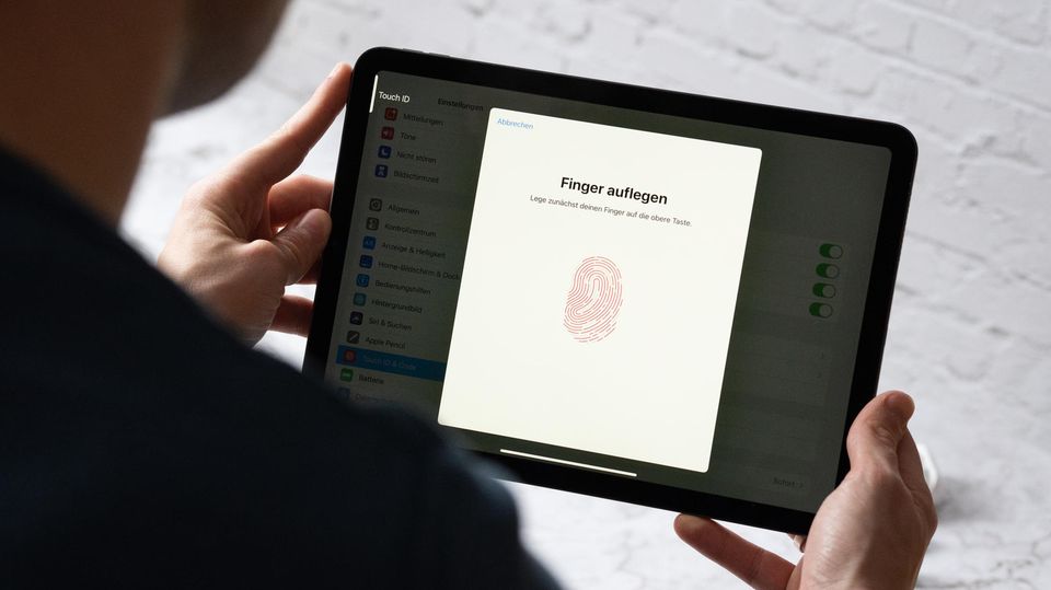 Das iPad Air 4 besitzt einen Fingerabdruck-Scanner im Power-Schalter. Das iPad Air 4 besitzt einen Fingerabdruck-Scanner im Power-Schalter.
