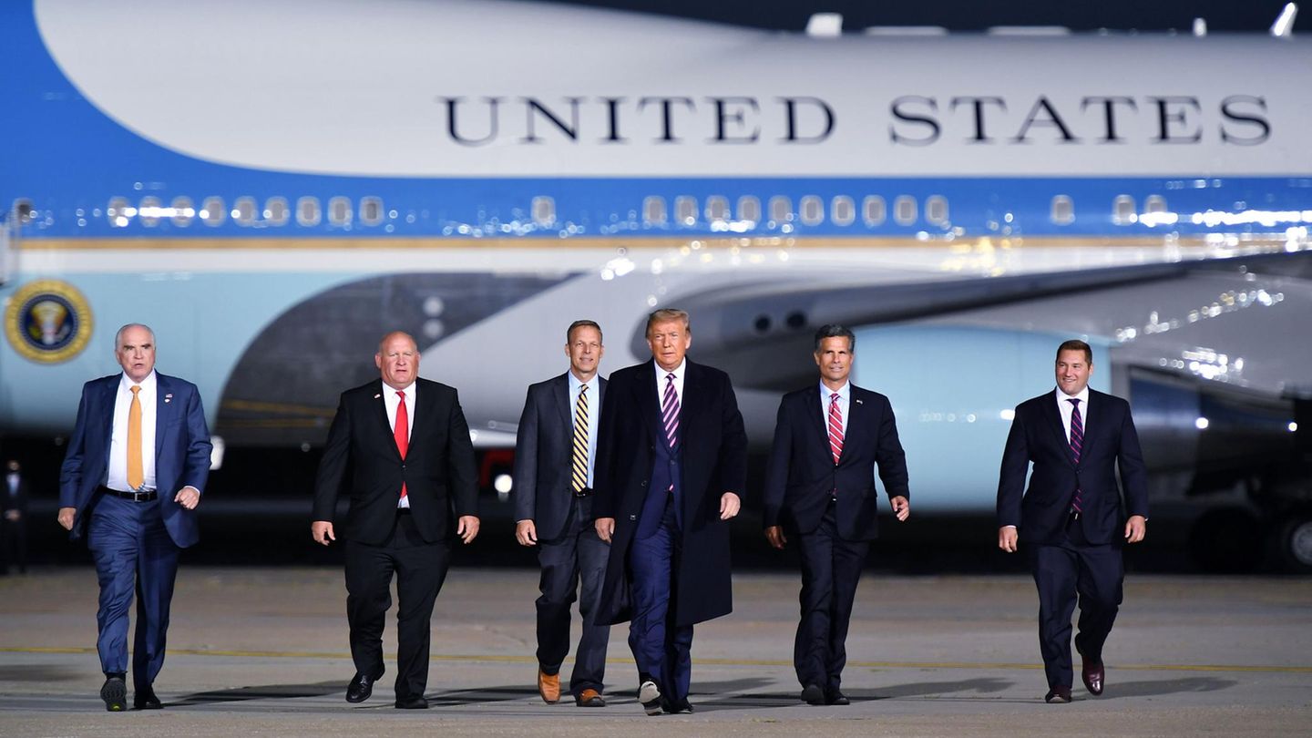 VIP-Flüge: Platz 1: Ex-Präsident Donald Trump Die US-Präsidenten sind bekanntlich mit einer Air Force One unterwegs. Seit den 1990er Jahren kommen dafür zwei umgerüstete Jumbojets zum Einsatz. Die Maschinen vom Typ Boeing 747-200 bereiten Kosten von 9.250.000 US-Dollar und werden von der Presidential Airlift Group betrieben. Platz 1: Ex-Präsident Donald Trump Die US-Präsidenten sind bekanntlich mit einer Air Force One unterwegs. Seit den 1990er Jahren kommen dafür zwei umgerüstete Jumbojets zum Einsatz. Die Maschinen vom Typ Boeing 747-200 bereiten Kosten von 9.250.000 US-Dollar und werden von der Presidential Airlift Group betrieben.