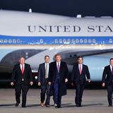 Platz 1: Ex-Präsident Donald Trump  Die US-Präsidenten sind bekanntlich mit einer Air Force One unterwegs. Seit den 1990er Jahren kommen dafür zwei umgerüstete Jumbojets zum Einsatz. Die Maschinen vom Typ Boeing 747-200 bereiten Kosten von 9.250.000 US-Dollar und werden von der Presidential Airlift Group betrieben.