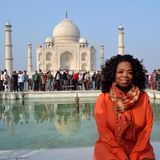 Platz 18: Oprah Winfrey  Sie kommt auf Flugkosten von 950.000 US-Dollar und ist im eigenen Jet vom Typ Bombardier Global Express XRS unterwegs - hier steht sie vor dem Taj Mahal in Indien.