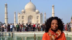 Platz 18: Oprah Winfrey  Sie kommt auf Flugkosten von 950.000 US-Dollar und ist im eigenen Jet vom Typ Bombardier Global Express XRS unterwegs - hier steht sie vor dem Taj Mahal in Indien.