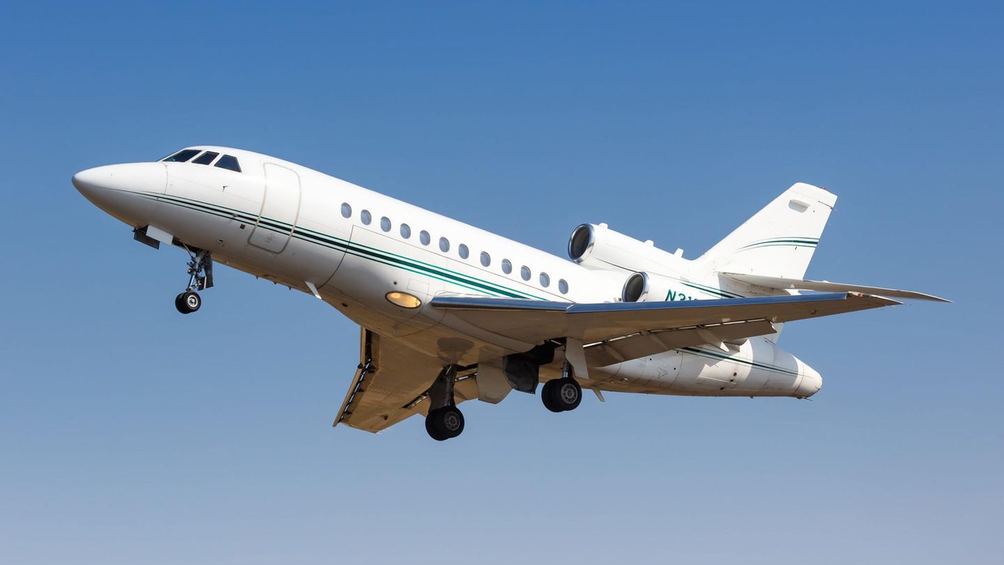 Platz 15: Taylor Swift  Die amerikanische Country-Pop-Sängerinein besitzt ein dreistrahliges Privatflugzeug vom Typ Dassault Falcon 900, das eine enorme Reichweite von 7000 Kilometern hat.