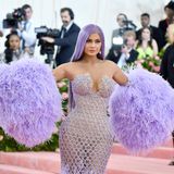 Platz 10: Kylie Jenner  Die amerikanische Reality-TV-Teilnehmerin, Kosmetik-Unternehmerin und Halbschwester Kim Kardashian fliegt in einer eigenen Global 7500 des kanadischen Herstellers Bombardier. Reichweite: 14.000 Kilometer, Kosten: 1.450.000 US-Dollar pro Jahr.