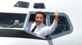 Platz 9: John Travolta  Der heute 66 Jahre alte Schauspieler gilt als Flugnarr. Er besitzt einen Pilotenschein und mehrere Flugzeuge, darunter eine alte Boeing 707. Der Spaß kostet ihm 2.250.000 pro Jahr. Hier winkt er als "Qantas Ambassador" aus einer Maschine diesen Typs anlässlich den 90. Geburtstages der australischen Airline vor zehn Jahren.