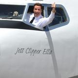 Platz 9: John Travolta  Der heute 66 Jahre alte Schauspieler gilt als Flugnarr. Er besitzt einen Pilotenschein und mehrere Flugzeuge, darunter eine alte Boeing 707. Der Spaß kostet ihm 2.250.000 pro Jahr. Hier winkt er als "Qantas Ambassador" aus einer Maschine diesen Typs anlässlich den 90. Geburtstages der australischen Airline vor zehn Jahren.