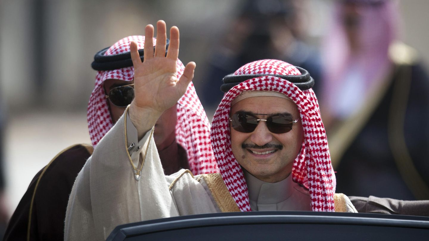Platz 6: Prinz al-Walid ibn Talal Al Saud  Der Investor aus Saudi-Arabien gehört laut der Forbes-Liste zu den 50 reichsten Männern der Welt. Wenn er reisen muss, lässt er sich in seiner Boeing 747-400 an Ziel bringen. Den von ihm bestellten Airbus A380 hat er bereits weiterverkauft. Die jährlichen Kosten werden auf 3.860.000 US-Dollar geschätzt.
