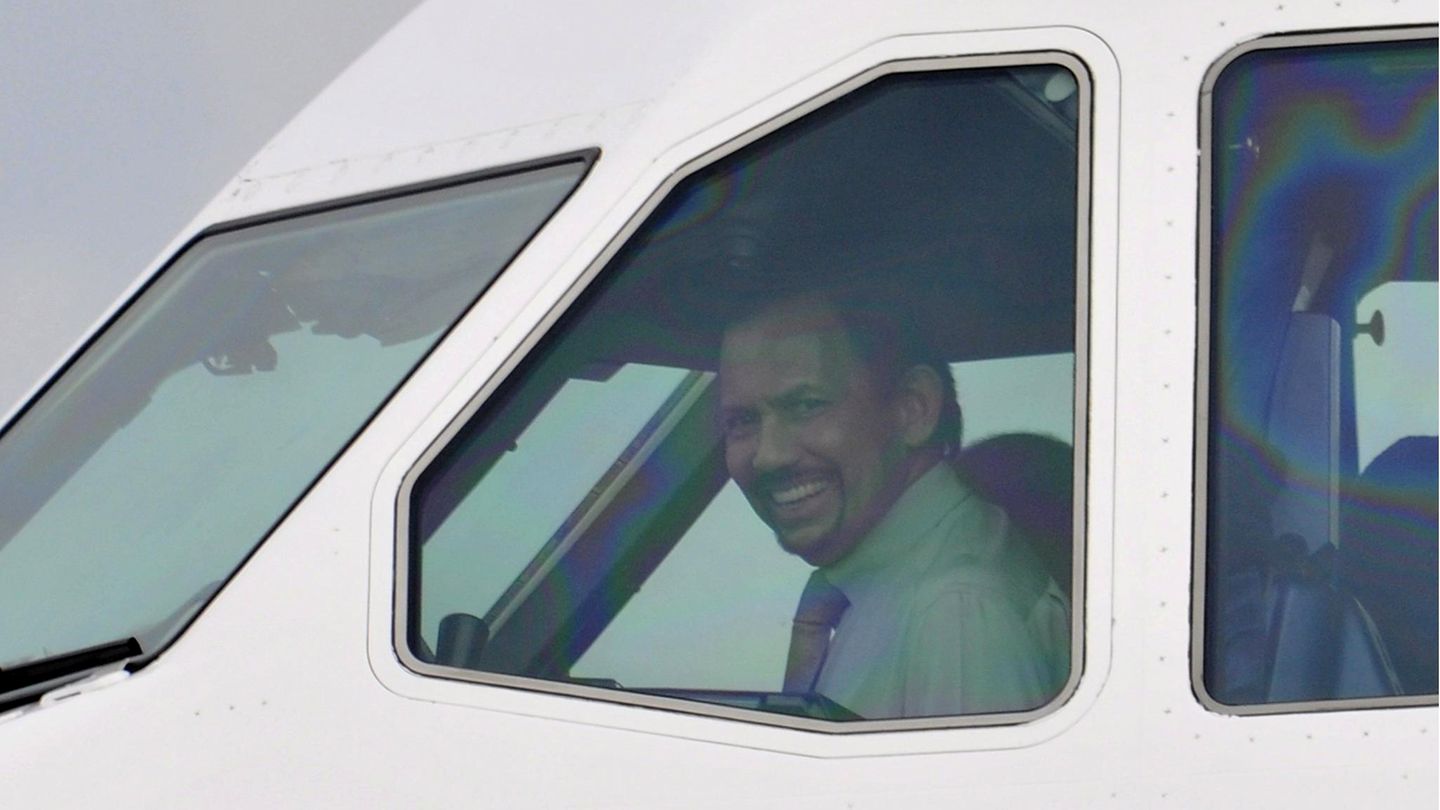 VIP-Flüge: Platz 5: Hassanal Bolkiah Dem Sultan von Brunei - hier im Cockpit eines Airbus A330 - steht eine Flotte von Großraumflugzeugen zur Verfügung. Zu Sultan's Flight gehören unter anderem ein Airbus A340-200 und eine moderne Boeing 747-8. Laut Stratos Jets fallen dafür jährlich 4.260.000 US-Dollar dafür an. Platz 5: Hassanal Bolkiah Dem Sultan von Brunei - hier im Cockpit eines Airbus A330 - steht eine Flotte von Großraumflugzeugen zur Verfügung. Zu Sultan's Flight gehören unter anderem ein Airbus A340-200 und eine moderne Boeing 747-8. Laut Stratos Jets fallen dafür jährlich 4.260.000 US-Dollar dafür an.