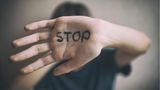 Auf einer hand steht Stop