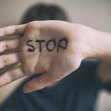 Auf einer hand steht Stop