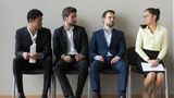 Drei Männer neben einer Frau