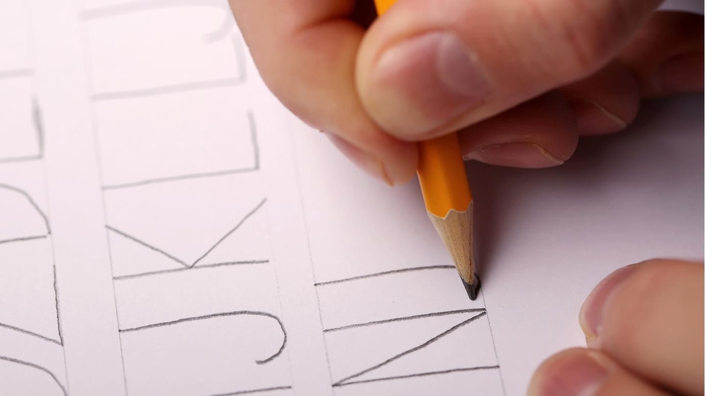 Jemand schreibt auf ein Blatt