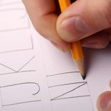 Jemand schreibt auf ein Blatt