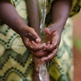 Frau wäscht sich die Hände