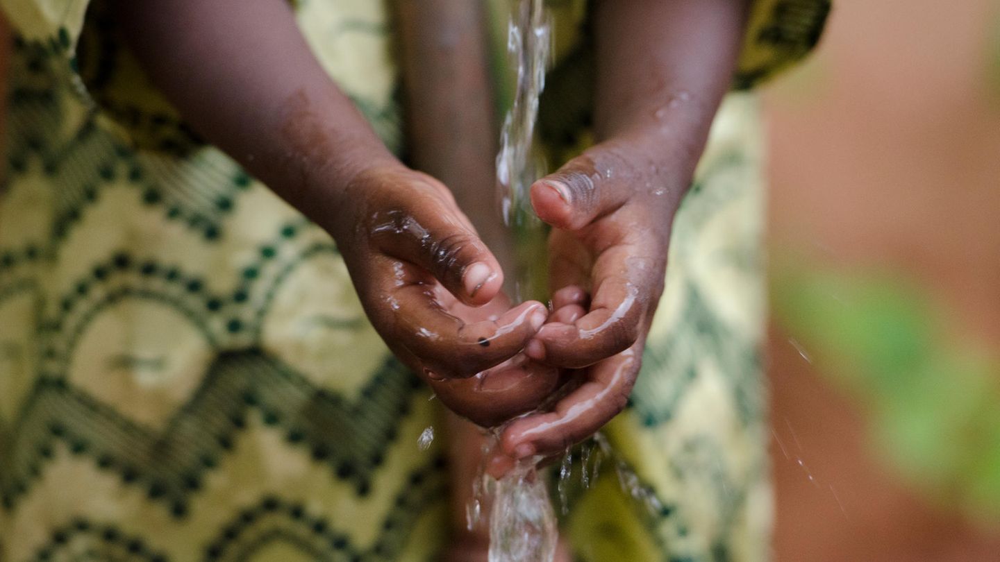 Frau wäscht sich die Hände