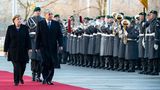 Platz 4: Qassym-Schomart Toqajew  Ist der Präsident der Ex-Sowjetrepublik Kasachstan auf Staatsbesuch – wie hier im Dezember 2019 in Berlin –, fliegt er in einem Airbus A330-200 in VIP-Ausstattung. Der Unterhalt seiner Flotte wird mit 4.460.000 US-Dollar angegeben.
