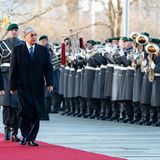 Platz 4: Qassym-Schomart Toqajew  Ist der Präsident der Ex-Sowjetrepublik Kasachstan auf Staatsbesuch – wie hier im Dezember 2019 in Berlin –, fliegt er in einem Airbus A330-200 in VIP-Ausstattung. Der Unterhalt seiner Flotte wird mit 4.460.000 US-Dollar angegeben.