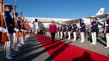 Platz 3: Angela Merkel  Die deutsche Bundeskanzlerin greift auf die Flugbereitschaft der Bundeswehr zurück. Dazu gehören auch zwei Airbus A340-300, die schon mehr als 20 Jahre alt sind und des Öfteren ausfallen. Auf dem Weg zum G20-Gipfel in Argentinien musste Merkel wegen eines Defekts auf einen Linienflug der Iberia umsteigen und kam einen Tag zu spät. Jetzt werden drei fabrikneue Airbus A350-900 angeschafft. Der Kosten für die VIP-Flüge im letzten Jahr gibt das Portal stratosjets.com mit 4.600.000 US-Dollar an.