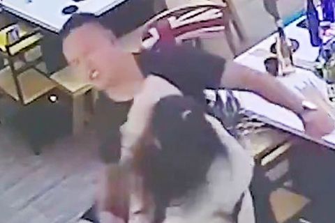 Kellnerin verprügelt übergriffige Gäste.