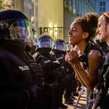 Die jährliche, fast schon ritualisierte Demonstration zum 1. Mai in Berlin, hier 2013. Dies war mein erstes Foto für die Deutschland-Serie. Ich war den ganzen Weg des Protestzugs von Kreuzberg bis "Unter den Linden" mitgelaufen. Erst als die Teilnehmer, kurz vor dem Hotel Adlon, von Polizisten in Darth-Vader-Ausrüstung gestoppt und kurzzeitig eingekesselt wurden, entstand dieses Bild, das mich an eine Foto-Ikone von Marc Riboud erinnert: ein Mädchen mit Blume in der Hand vor Bajonetten; beim Peace March in Washington D.C. 1967.
