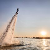 Ein Flyboard-Flieger auf der Elbe. Ich war mit einem DLRG-Boot auf dem Fluss unterwegs. Bei einem Großcampingplatz bei Geesthacht vergnügten sich die gelangweilten Kids der Dauercamper mit einem neuartigen Freizeitvergnügen. Die ersten Fotos davon wurden mir dann jedoch samt nagelneuer Kamera beim Ausladen vor der Haustür in Hamburg in einem drive by-Raub vom Beifahrer eines vorbeifahrenden Autos gestohlen. Da wurde ich schon beraubt in Neapel, Nairobi und Bogotá – und nun auch in der feinen Hansestadt.