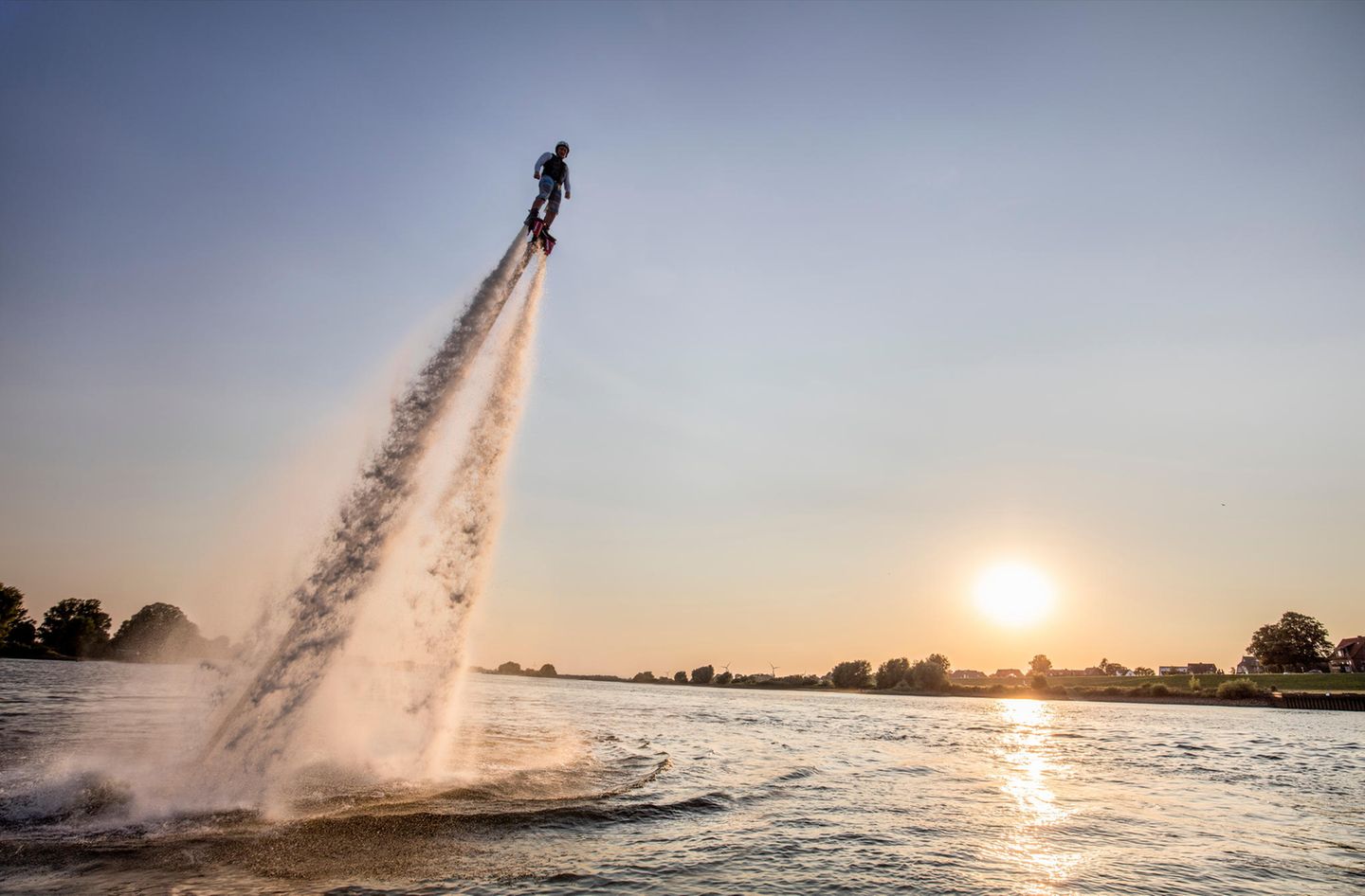 "An Tagen wie diesen" Ein Flyboard-Flieger auf der Elbe. Ich war mit einem DLRG-Boot auf dem Fluss unterwegs. Bei einem Großcampingplatz bei Geesthacht vergnügten sich die gelangweilten Kids der Dauercamper mit einem neuartigen Freizeitvergnügen. Die ersten Fotos davon wurden mir dann jedoch samt nagelneuer Kamera beim Ausladen vor der Haustür in Hamburg in einem drive by-Raub vom Beifahrer eines vorbeifahrenden Autos gestohlen. Da wurde ich schon beraubt in Neapel, Nairobi und Bogotá – und nun auch in der feinen Hansestadt.
