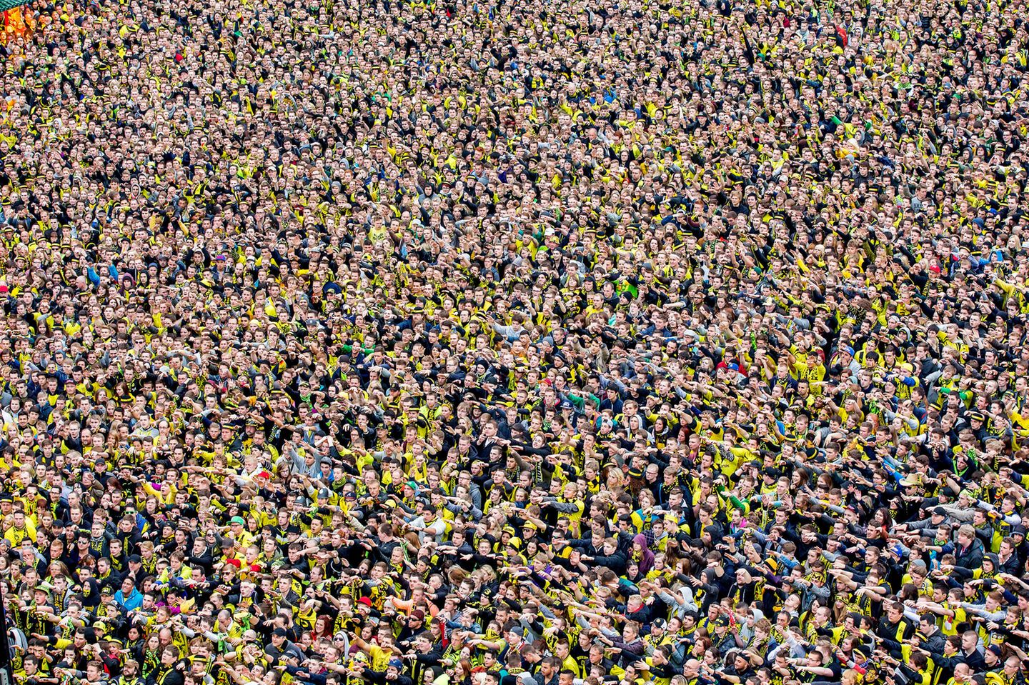 "An Tagen wie diesen" Das Champions-League-Finale 2013 zwischen Bayern München und Borussia Dortmund. Und die ganz besondere Bedeutung des Fußballs im Ruhrgebiet. Als Fan des BVB natürlich ein Muss! Das Finale wurde in Wembley gespielt, aber ganz Rest-Dortmund stand entweder auf dem Friedensplatz vor dem Rathaus oder im heimischen Stadion. Und erlebte und erlitt das Geschehen vor einer großen Bildwand. Neben dem Polizeifotografen auf dem Dachbalkon wartete ich, bis die Fans bei einem Eckball die Arme hoben und der gewünschte "Flow" im Bild entstand. Blöd, dass man Ausländern immer erklären muss, dass dies kein Hitlergruß ist.