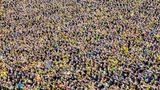 Das Champions-League-Finale 2013 zwischen Bayern München und Borussia Dortmund. Und die ganz besondere Bedeutung des Fußballs im Ruhrgebiet. Als Fan des BVB natürlich ein Muss! Das Finale wurde in Wembley gespielt, aber ganz Rest-Dortmund stand entweder auf dem Friedensplatz vor dem Rathaus oder im heimischen Stadion. Und erlebte und erlitt das Geschehen vor einer großen Bildwand. Neben dem Polizeifotografen auf dem Dachbalkon wartete ich, bis die Fans bei einem Eckball die Arme hoben und der gewünschte "Flow" im Bild entstand. Blöd, dass man Ausländern immer erklären muss, dass dies kein Hitlergruß ist.