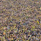 Das Champions-League-Finale 2013 zwischen Bayern München und Borussia Dortmund. Und die ganz besondere Bedeutung des Fußballs im Ruhrgebiet. Als Fan des BVB natürlich ein Muss! Das Finale wurde in Wembley gespielt, aber ganz Rest-Dortmund stand entweder auf dem Friedensplatz vor dem Rathaus oder im heimischen Stadion. Und erlebte und erlitt das Geschehen vor einer großen Bildwand. Neben dem Polizeifotografen auf dem Dachbalkon wartete ich, bis die Fans bei einem Eckball die Arme hoben und der gewünschte "Flow" im Bild entstand. Blöd, dass man Ausländern immer erklären muss, dass dies kein Hitlergruß ist.