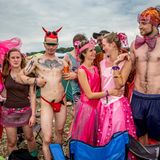 Beim Hurricane-Musikfestival feiern Abiturienten aus Bonn das Ende ihrer Schulzeit. "Springbreak" auf Deutsch. Alkohol und wildes Leben. Wenigstens für drei Tage, bevor "der Ernst des Lebens" beginnt. Oder auch nicht. Während der Aufnahme stahl mir ein junger Mann im Vollsuff das kurz abgestellte Fahrrad und demolierte es, wenige Meter weiter, bei einem Sturz. Als junger Fotograf hatte ich einmal einen Pariser Paparazzo, backstage, bei einer Valentino-Haute-Couture-Modenschau "etwas härter angefasst", als der mir ein mühsam aufgebautes Set für ein Gruppenporträt mit Hochzeitskleidern zerstörte. "Please no fights", rief damals der Meister entsetzt. Jetzt habe ich den Fahrraddieb nur derbe beschimpft. Man wird halt älter.