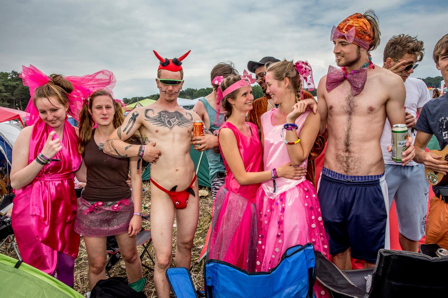 "An Tagen wie diesen" Beim Hurricane-Musikfestival feiern Abiturienten aus Bonn das Ende ihrer Schulzeit. "Springbreak" auf Deutsch. Alkohol und wildes Leben. Wenigstens für drei Tage, bevor "der Ernst des Lebens" beginnt. Oder auch nicht. Während der Aufnahme stahl mir ein junger Mann im Vollsuff das kurz abgestellte Fahrrad und demolierte es, wenige Meter weiter, bei einem Sturz. Als junger Fotograf hatte ich einmal einen Pariser Paparazzo, backstage, bei einer Valentino-Haute-Couture-Modenschau "etwas härter angefasst", als der mir ein mühsam aufgebautes Set für ein Gruppenporträt mit Hochzeitskleidern zerstörte. "Please no fights", rief damals der Meister entsetzt. Jetzt habe ich den Fahrraddieb nur derbe beschimpft. Man wird halt älter.