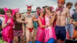 Beim Hurricane-Musikfestival feiern Abiturienten aus Bonn das Ende ihrer Schulzeit. "Springbreak" auf Deutsch. Alkohol und wildes Leben. Wenigstens für drei Tage, bevor "der Ernst des Lebens" beginnt. Oder auch nicht. Während der Aufnahme stahl mir ein junger Mann im Vollsuff das kurz abgestellte Fahrrad und demolierte es, wenige Meter weiter, bei einem Sturz. Als junger Fotograf hatte ich einmal einen Pariser Paparazzo, backstage, bei einer Valentino-Haute-Couture-Modenschau "etwas härter angefasst", als der mir ein mühsam aufgebautes Set für ein Gruppenporträt mit Hochzeitskleidern zerstörte. "Please no fights", rief damals der Meister entsetzt. Jetzt habe ich den Fahrraddieb nur derbe beschimpft. Man wird halt älter.